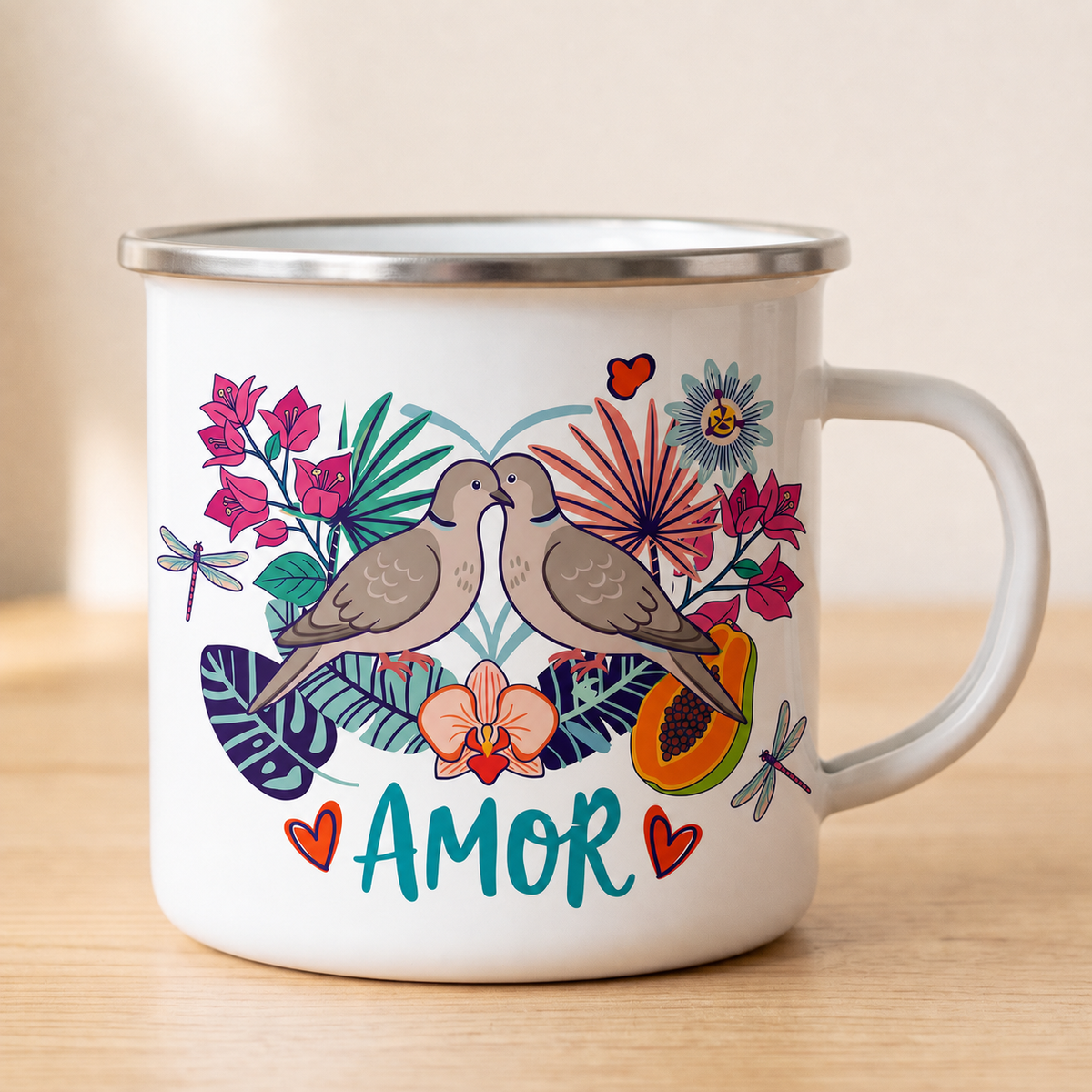 Vaso de peltre esmaltado con borde plateado: dos torcazas enfrentadas entre buganvilias, orquídea, papaya y libélulas, con la palabra AMOR